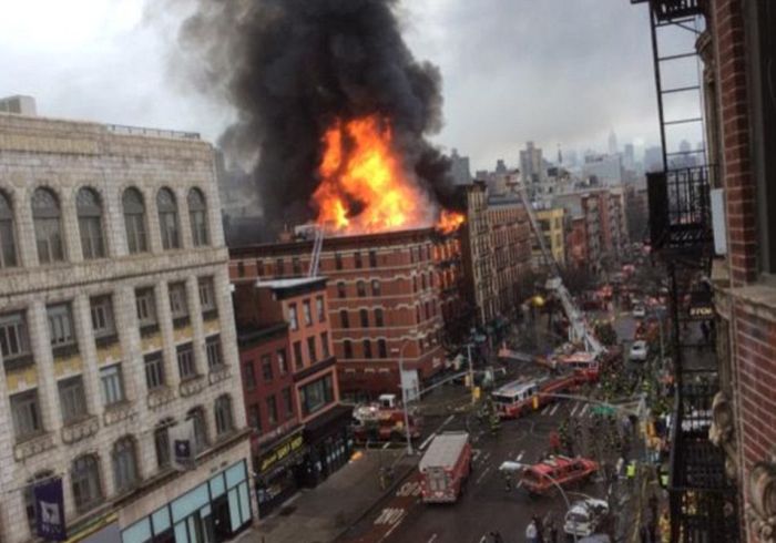 В Нью-Йорке пожарные борются с крупным пожаром 7-й степени (8 фото)