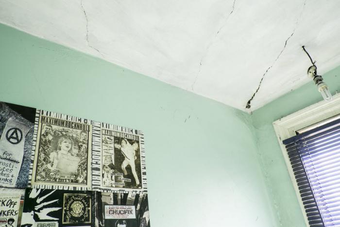 Панк-сообщества британских подростков в заброшенных домах (44 фото)