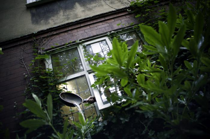 Панк-сообщества британских подростков в заброшенных домах (44 фото)
