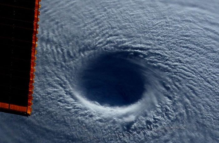 Астронавты МКС сделали снимки тайфуна «Майсак» (6 фото)