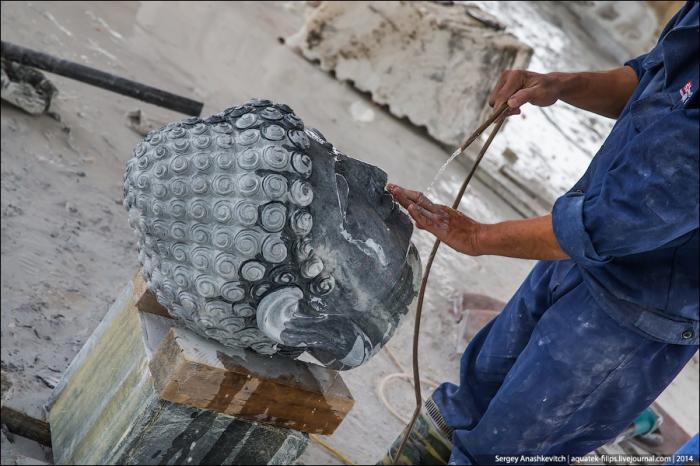 Как делают каменные скульптуры во Вьетнаме (21 фото)