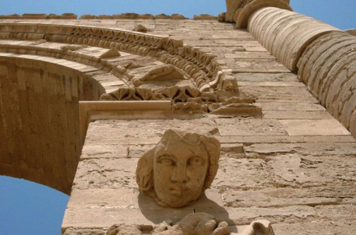 Боевики ИГИЛа опубликовали фото сноса древних памятников (14 фото)