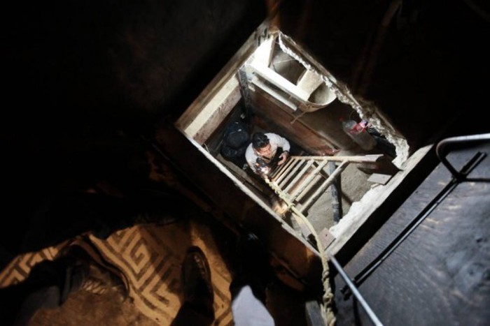 Контрабандисты сделали в шкафу вход в подземный тоннель (9 фото)