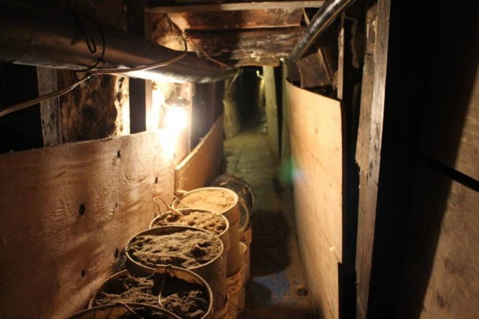 Контрабандисты сделали в шкафу вход в подземный тоннель (9 фото)
