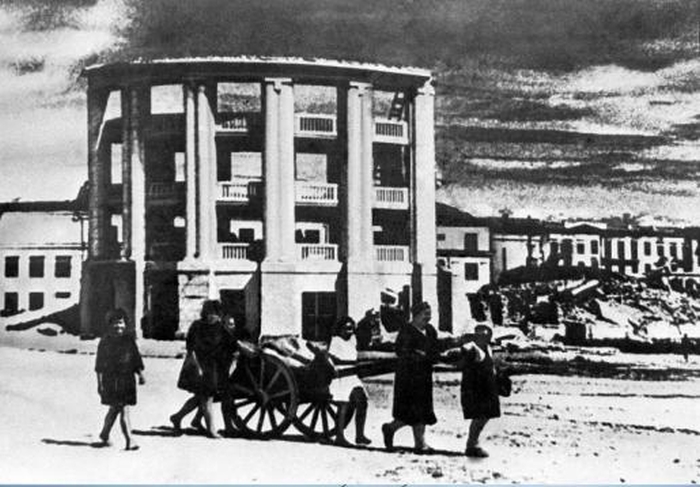 Российские города в годы Великой Отечественной войны и сейчас (36 фото)