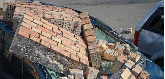 В Бресте ветер обрушил кирпичную стену на автомобили (11 фото)