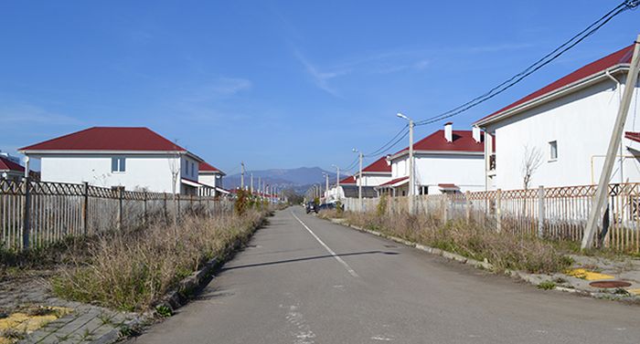 В Сочи на разграбление оставлен поселок для олимпийских переселенцев (21 фото)