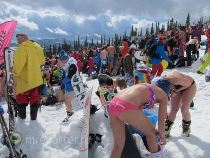 Мировой рекорд по спуску с горы в бикини установят в Кузбассе (12 фото)