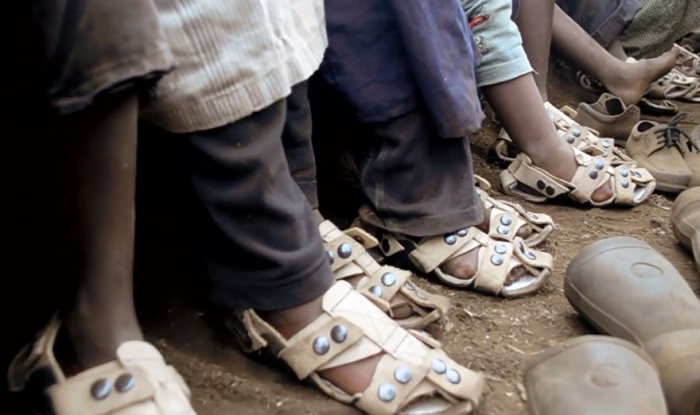 Сандалии с регулируемым размером для детей из бедных семей (6 фото)