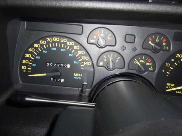 Chevrolet Camaro 1990-го года с пробегом 2259 миль (19 фото)