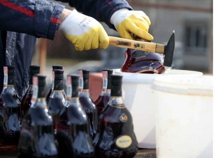 В Латвии уничтожили 5 000 литров алкоголя (12 фото)