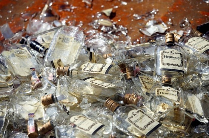 В Латвии уничтожили 5 000 литров алкоголя (12 фото)