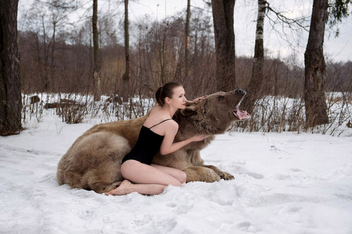 Русские модели в обнимку с медведем шокировали западных пользователей (11 фото