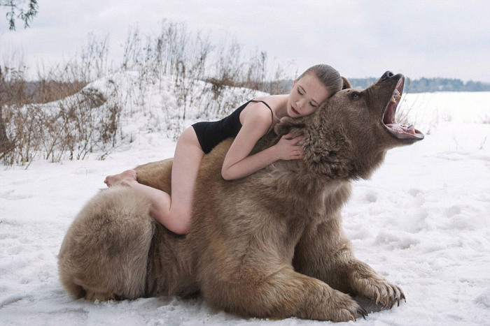 Русские модели в обнимку с медведем шокировали западных пользователей (11 фото