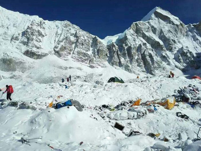 Землетрясение в Непале спровоцировало сход лавины (14 фото)