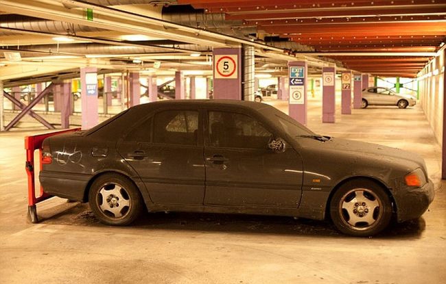 Брошенный Мерседес на подземной парковке (8 фото)