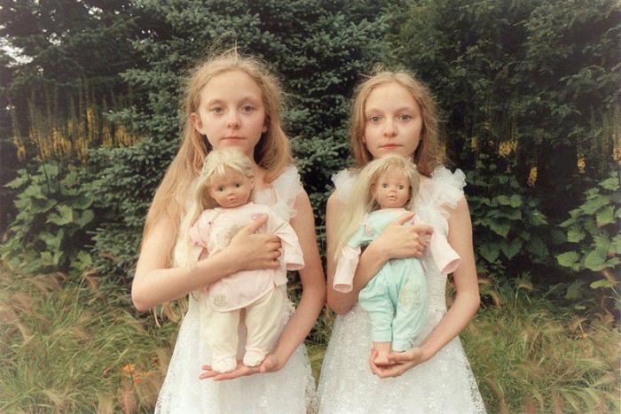 Исландские девочки-близнецы, которые видят одинаковые сны (16 фото)