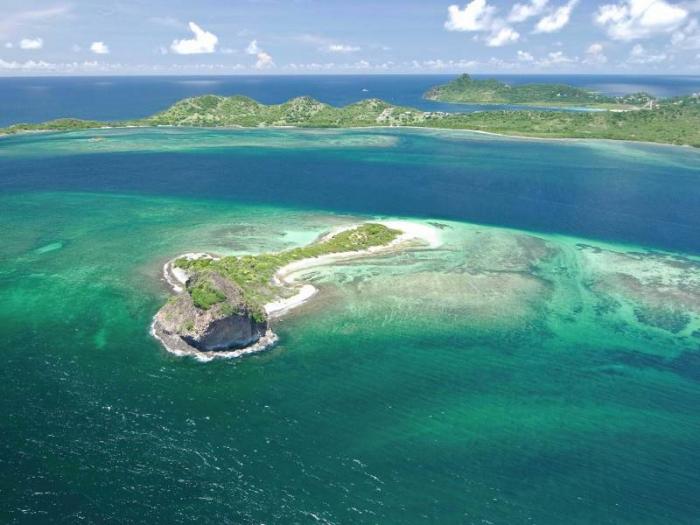 16 островов, которые можно купить прямо сейчас (17 фото)