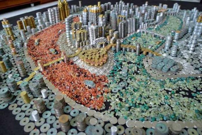 Китаец построил макет родного города из 50 тысяч монет (10 фото)
