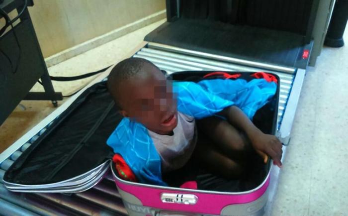 Спрятала ребенка в чемодан, чтобы переправить его в Испанию (4 фото)