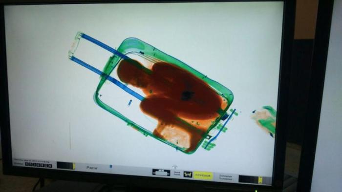 Спрятала ребенка в чемодан, чтобы переправить его в Испанию (4 фото)