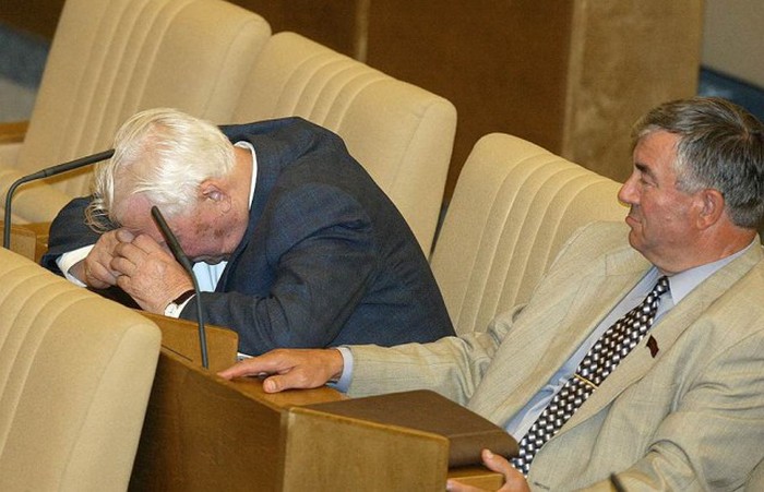 Политики, которые не боятся спать на работе (23 фото)