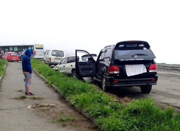 15-летний подросток на Toyota Land Cruiser устроил массовое ДТП (4 фото)