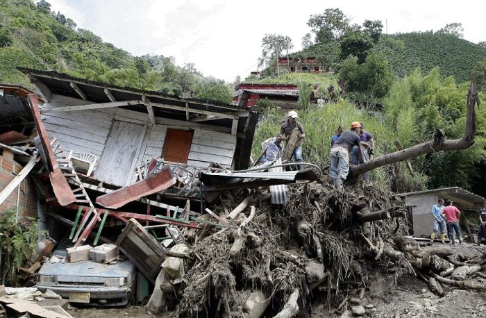 В Колумбии сошел оползень, погибли десятки человек (18 фото)