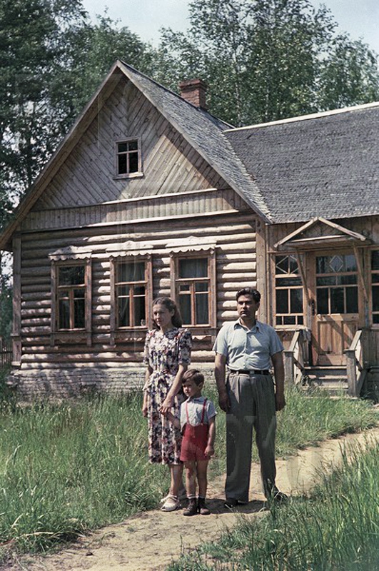 Легендарный Маресьев с семьёй (3 фото)