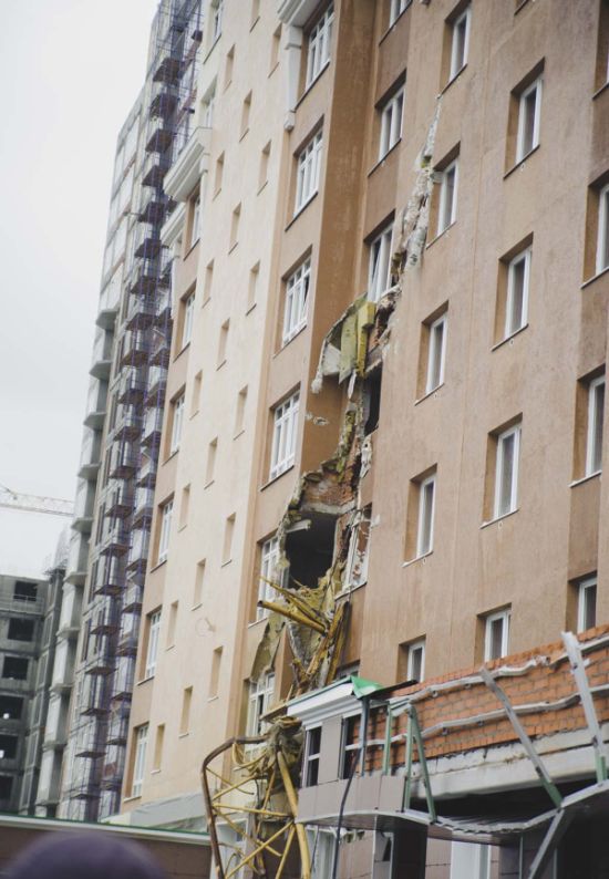В Кемерово упал башенный кран (6 фото)