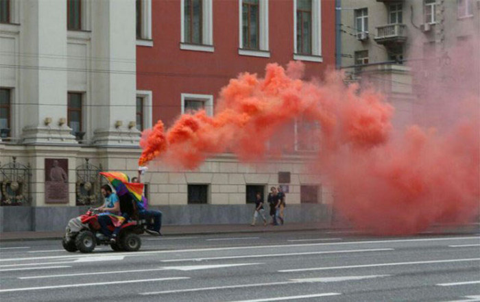 Потасовка между членами ЛГБТ-сообщества и православными (13 фото)