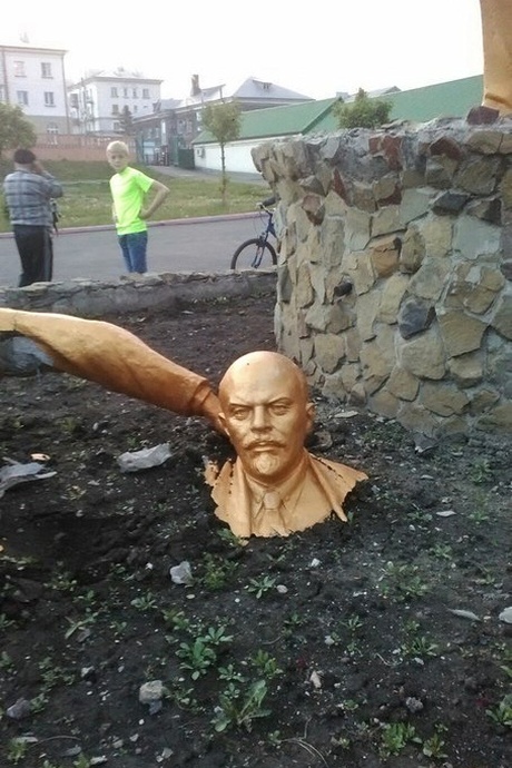 Мужчина сломал памятник Ленину в попытке сделать селфи (3 фото)