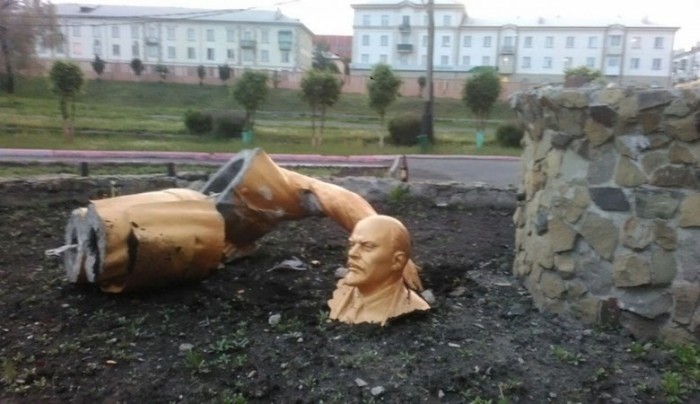 Мужчина сломал памятник Ленину в попытке сделать селфи (3 фото)