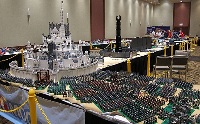 Из конструктора «Лего» собрали недетских размеров модели (14 фото)