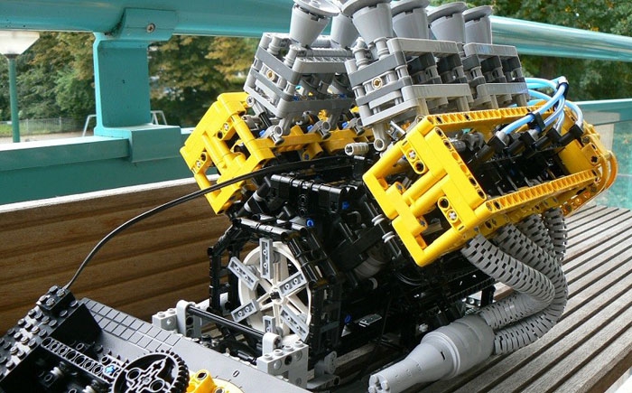 Из конструктора «Лего» собрали недетских размеров модели (14 фото)