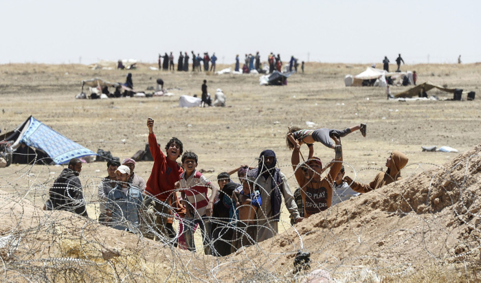 Сирийские беженцы массово переходят на территорию Турции (26 фото)