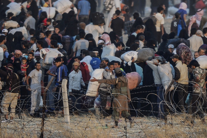 Сирийские беженцы массово переходят на территорию Турции (26 фото)