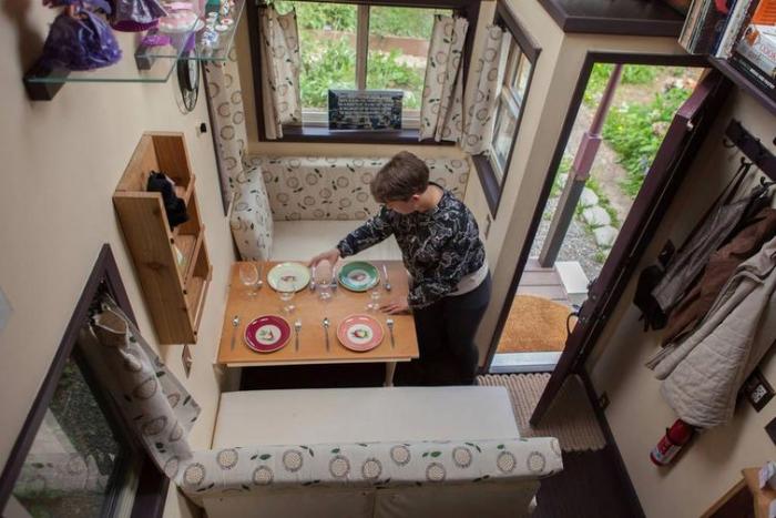 Женщина построила потрясающий дом на колесах начав буквально с нуля (22 фото)
