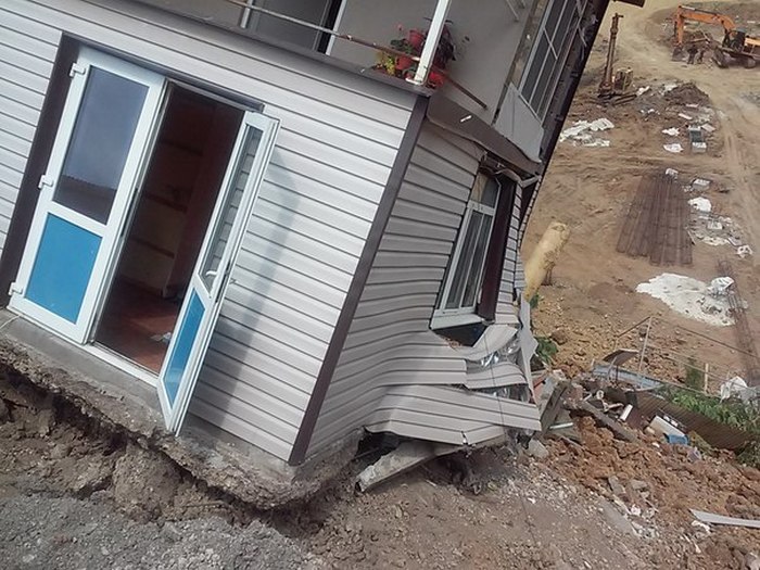 В Сочи по вине застройщика обрушился жилой дом (7 фото)