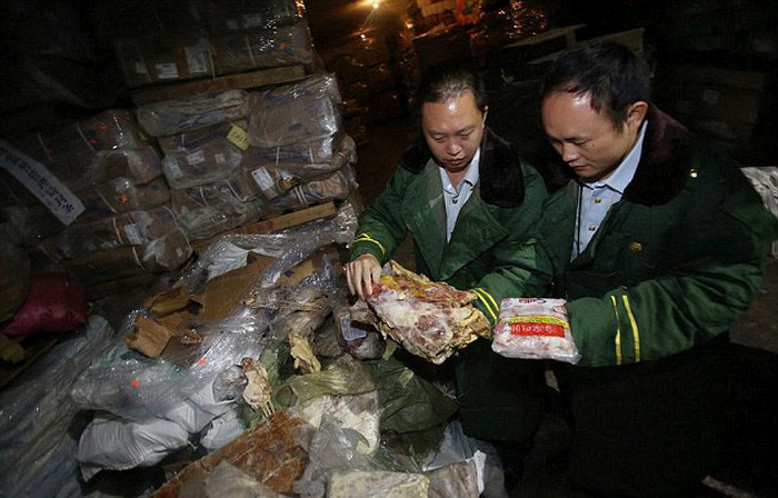 В Китае изъяли 100 000 тон мяса, отдельным партиям которого более 40 лет (6 фото)