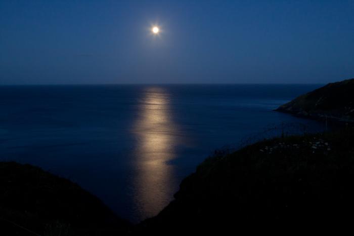 Завораживающие фотографии лунного отблеска на воде (28 фото)