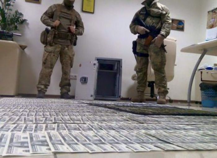 Фото денег, найденных в ходе обысков в прокуратуре (4 фото)