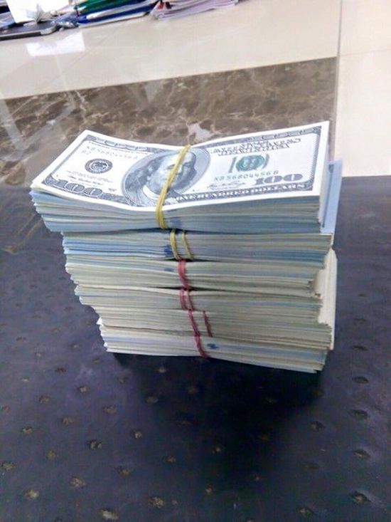 Фото денег, найденных в ходе обысков в прокуратуре (4 фото)