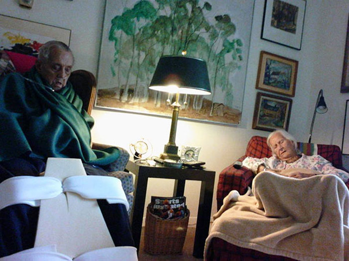 Пожилая американская пара скончалась в объятиях друг друга с разницей в пару минут (7 фото)