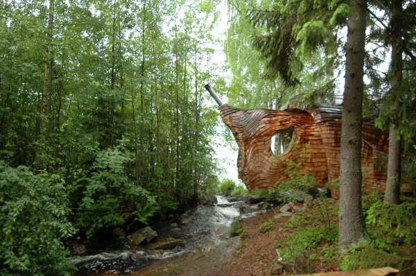 Этот маленький дом снаружи похож на груду дров, но внутри... (6 фото)