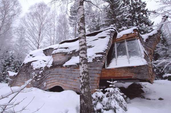 Этот маленький дом снаружи похож на груду дров, но внутри... (6 фото)