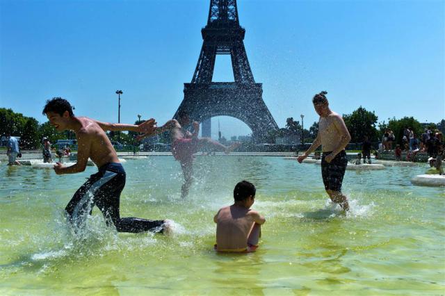 Как европейцы справляются с жарой (10 фото)