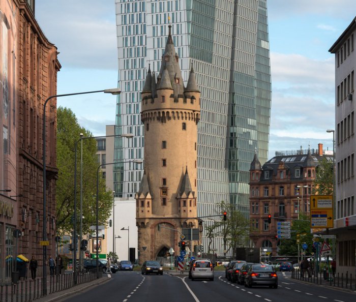 Средневековая башня в центре Франкфурта (6 фото)