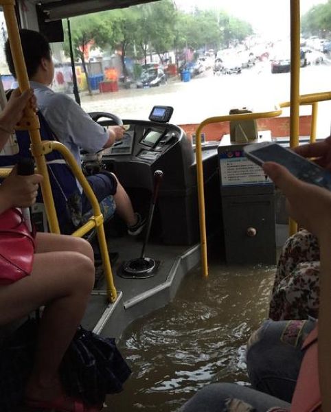 Китайские автобусы возят людей даже во время наводнений (5 фото)