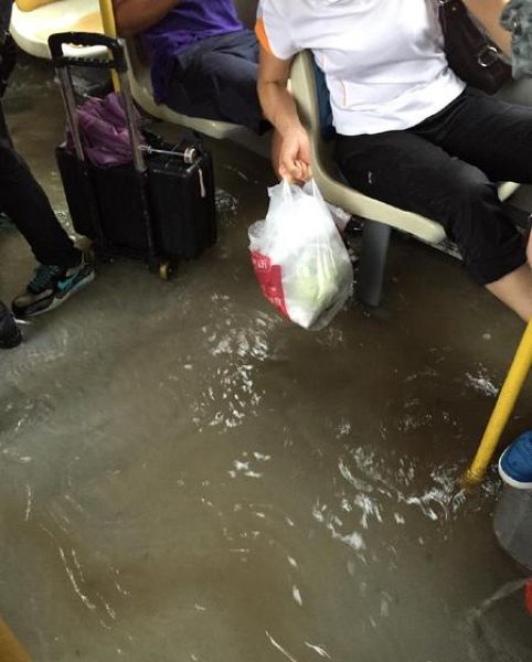 Китайские автобусы возят людей даже во время наводнений (5 фото)